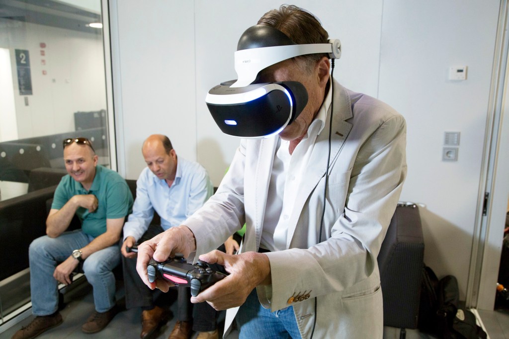 Chess, 3D printers -or doing nothing: public libraries as “shared living&nbsp;rooms”